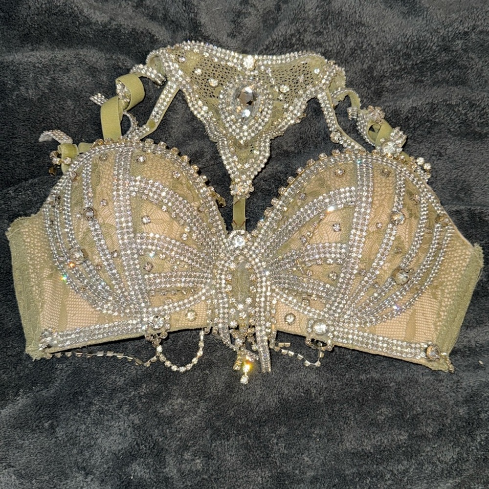 Angel Brinks top